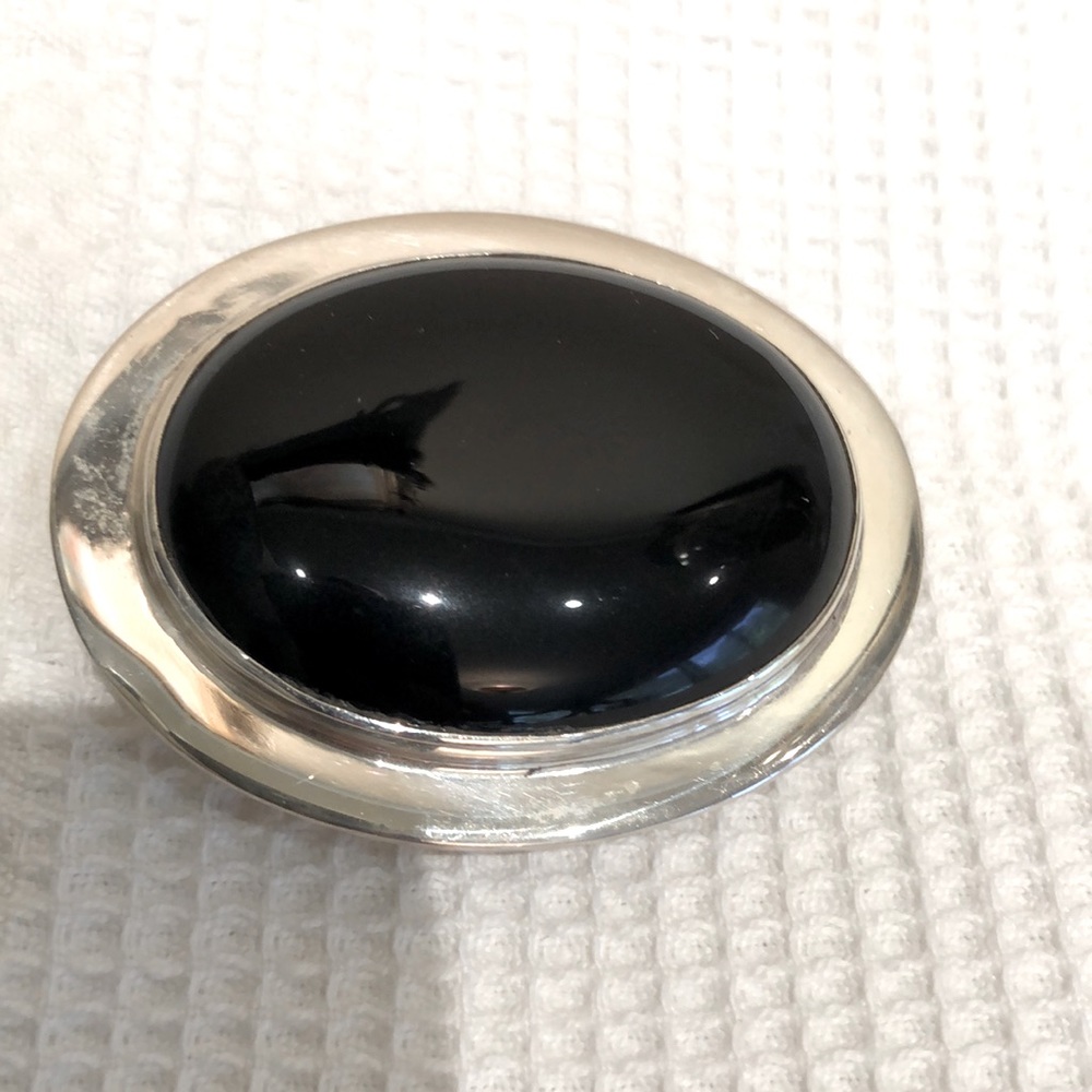 Gunn Trigere brooch